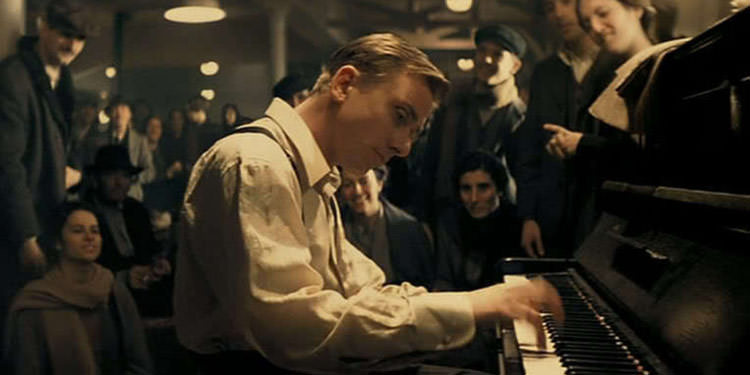 پیانو و پیانیست در میان جمعیت در فیلم افسانه 1900