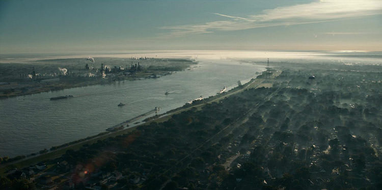 تصویری بزرگ از شهر و رودخانه در فیلم پروژه قدرت نتفلیکس
