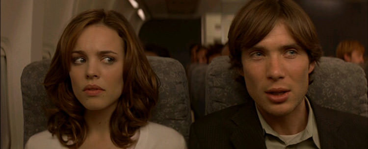 کیلن مورفی و ریچل مک آدامز روی صندلی های هواپیما در فیلم Red Eye