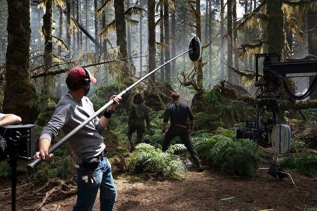 کریس پرت و برایس دالاس هاوارد در جنگل در پشت صحنه فیلم Jurassic World: Dominion