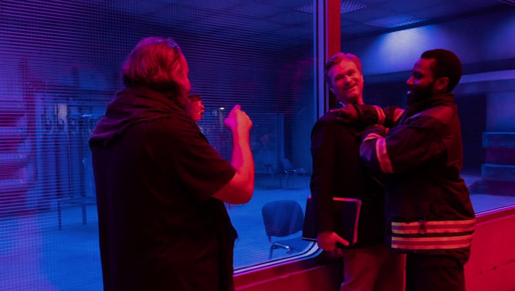 کریستوفر نولان و کارگردان فیلم Tenet در پشت صحنه ساخت فیلم با نور قرمز و‌ آبی