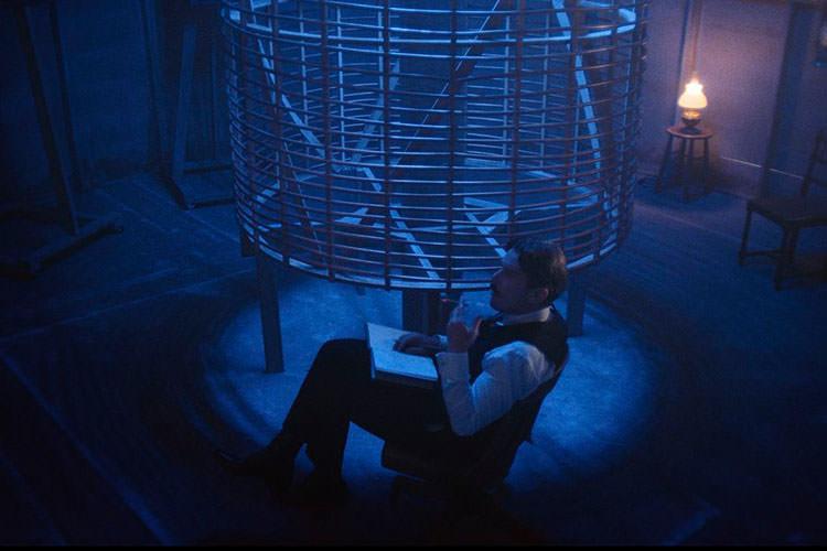 ایثن هاک در یک اتاق با نور آبی در فیلم Tesla