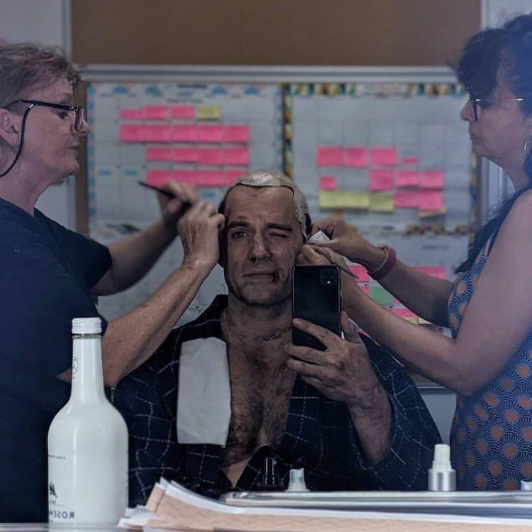 هنری کویل در حال گریم شدن برای بازی در نقش گرالت در پشت صحنه فصل دوم فصل دوم سریال The Witcher / ویچر