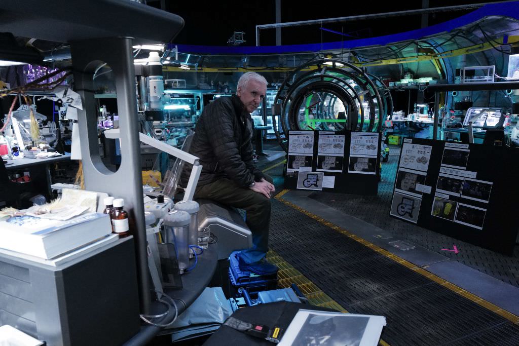 جیمز کامرون درون ساختار آزمایشگاه در دنباله‌های فیلم آواتار نشسته است