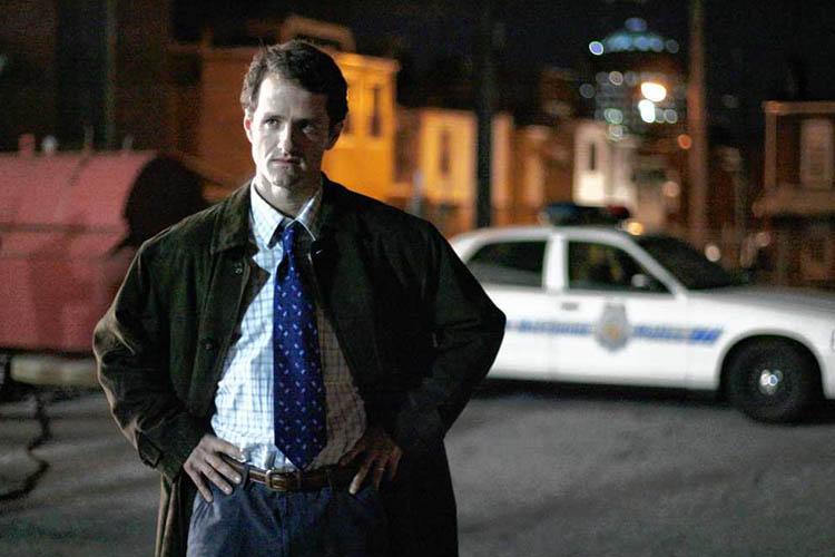 شخصیت رولند پرزبیلوفسکی در سریال the wire جلوی یک ماشین پلیس