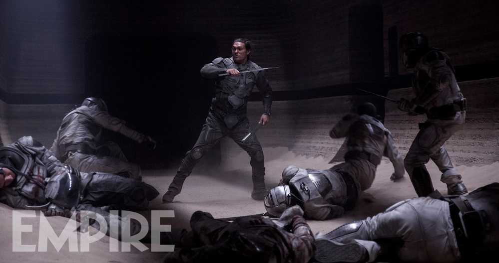 جیسون موموآ در حال مبارزه و جنگیدن در فیلم Dune