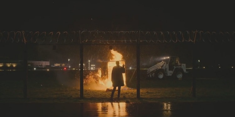 نرگس رشیدی در نقش لاله در سریال Gangs of London با بک گراند فرودگاه و آتش
