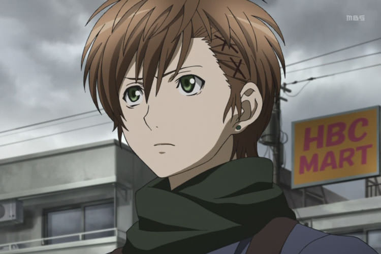 پسر ژاپنی با موی بور و چشم سبز میان خیابان های ابری یکی از شهرهای ژاپن در انیمه Blast of Tempest