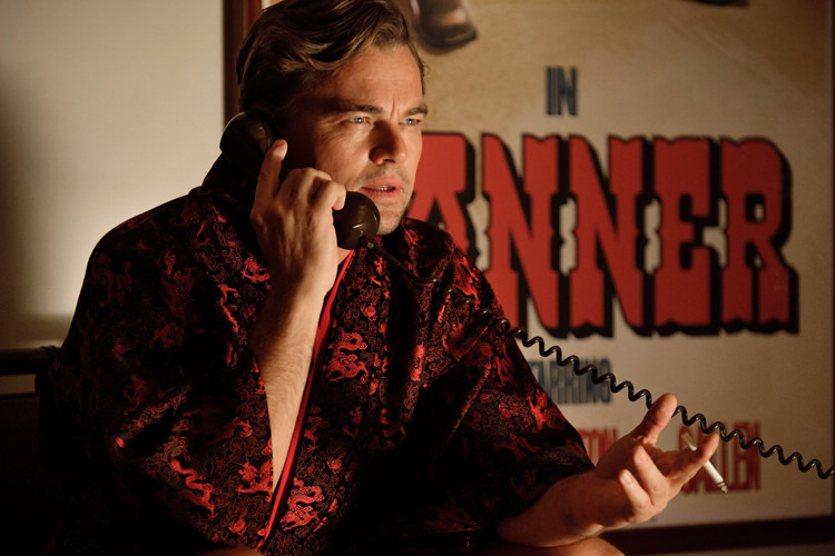 گفتگوی ریک دالتون با تلفن در فیلم روزی روزگاری در هالیوود