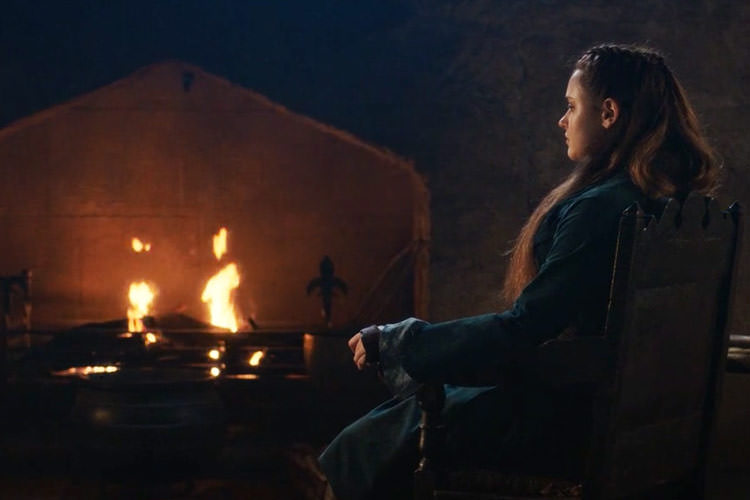 ملکه فی ها در حال نگاه کردن به آتش شومینه در سریال Cursed نتفلیکس