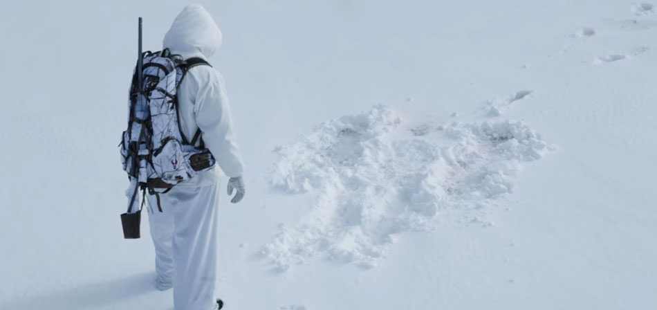 جرمی رنر ایستاده در برف در پوستر فیلم Wind River