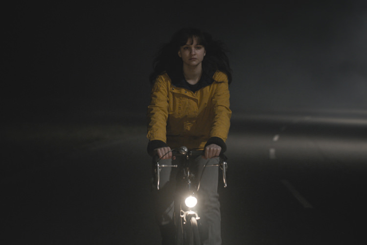 سکانس دوچرخه سواری مارتا در شب در سریال دارک