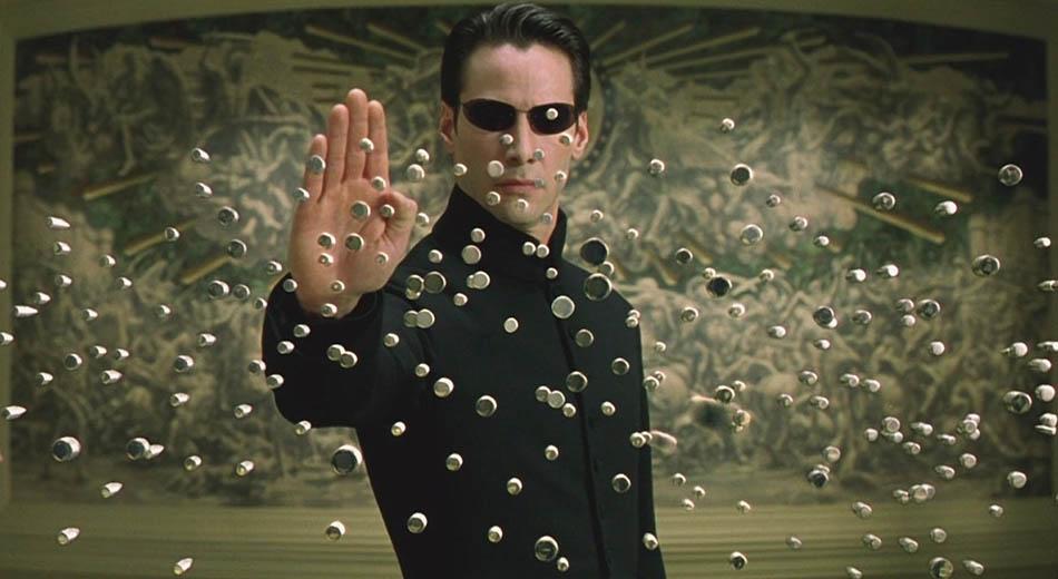 کیانو ریوز در حال دفع گلوله‌های شلیک شده به سمت او در مجموعه سینمایی matrix 