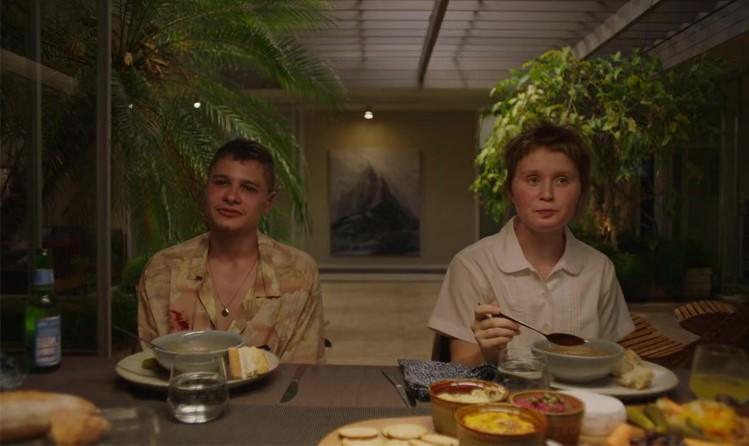 توبی والاس و الیزا اسکنلن در صحنه شام در کنار هم در نمایی از فیلم دندان شیری