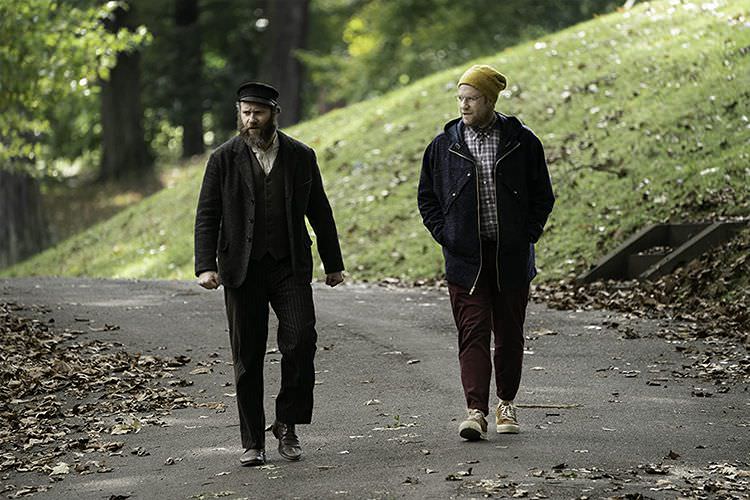 سث روگن ها در حال قدم زدن در قبرستان در فیلم An American Pickle