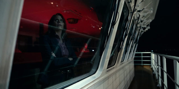 زن ثروتمند در حال بیرون نگاه کردن از شیشه کشتی در فیلم Project Power