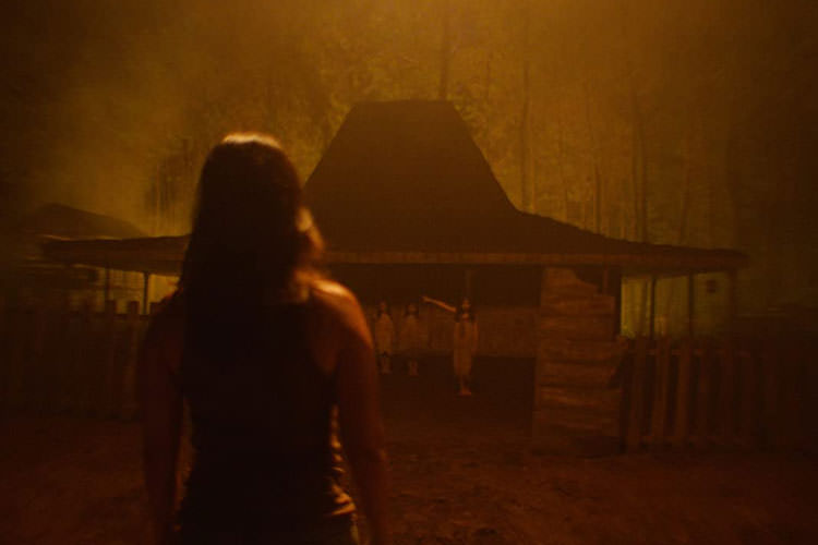 کلبه وحشت در فیلم ترسناک Impetigore با بچه های گیرافتاده در جنگل