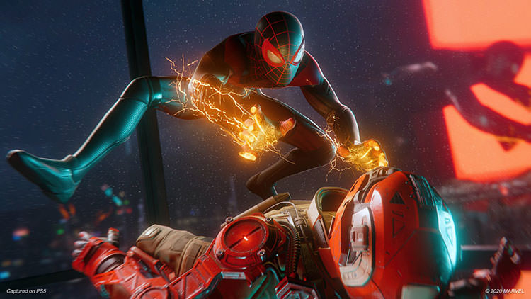 مایلز مورالز در حال استفاده از ویژگی الکتریسیته خود در بازی Marvel’s Spider-Man: Miles Morales