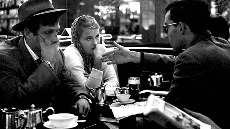فیلم Breathless ژان لوک کدار و حضور سه نفر سر یک میز با استکان و قهوه