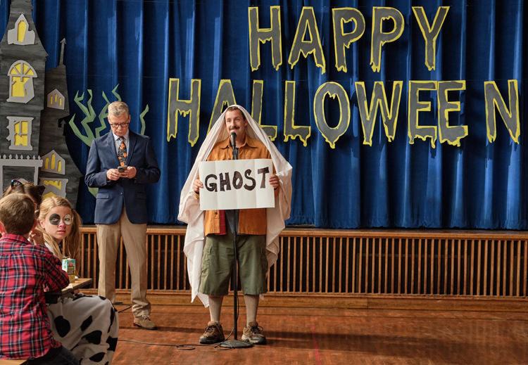 آدام سندلر مشغول نمایش کاغذی با کلمه «روح» در فیلم Hubie Halloween 
