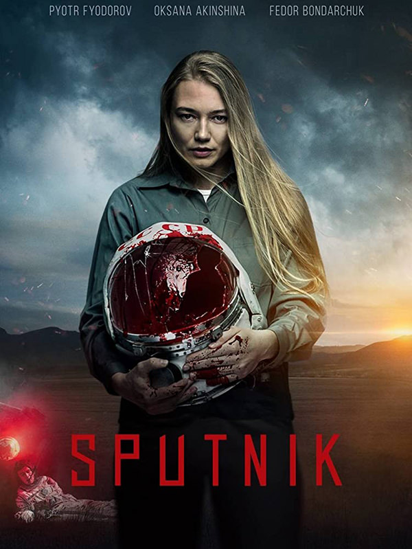 کلاه فضانوردی خون‌آلود در دست تاتیانا در فیلم Sputnik