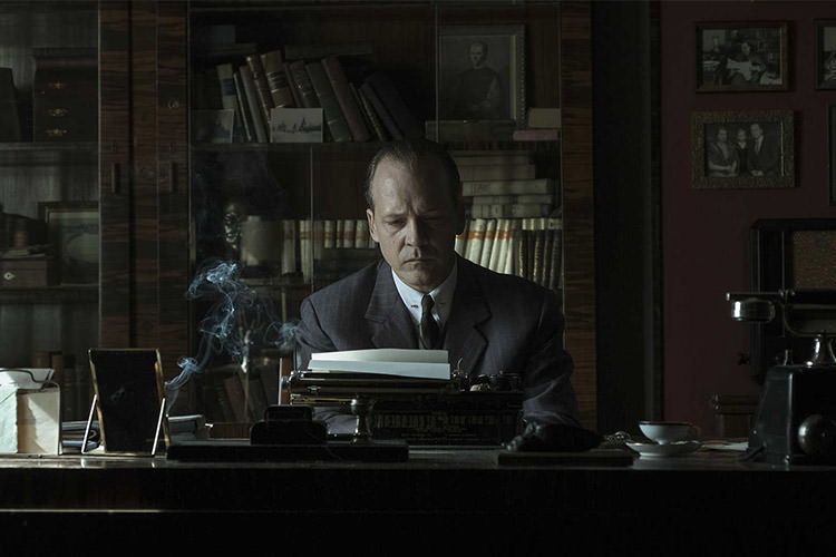 پیتر سارسگارد در نقش والتر دورانتی در فیلم آقای جونز