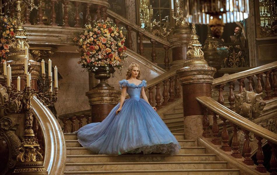 شخصیت سیندرلا با بازی لیلی جیمز درحال پایین آمدن از راه پله در فیلم Cinderella 2015