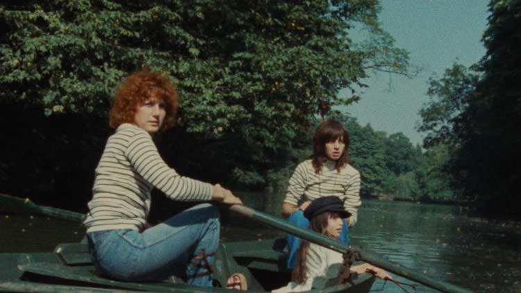 چند نفر نفر سوار بر قایق روی رودخانه قرارگرفته بین درختان در فیلم Celine and Julie Go Boating