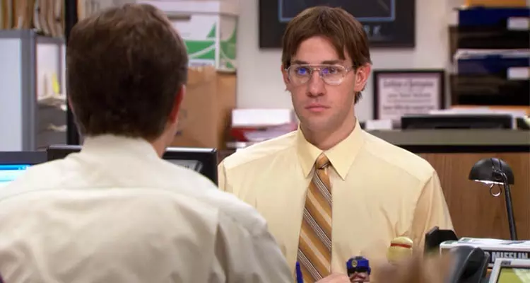 شخصیت جیم در سریال The Office درحال مسخره کردن دوایت