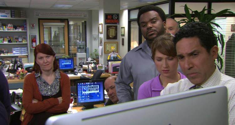 شخصیت‌های سریال The Office درحال نگاه کردن به صفحه کامپیوتر