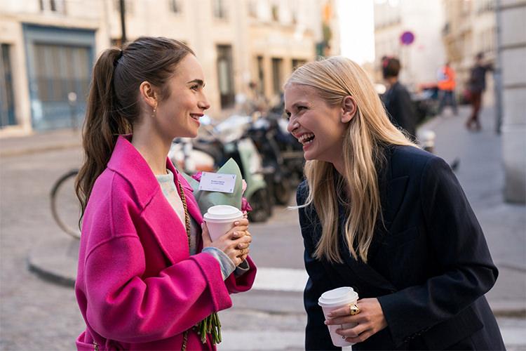 لیلی کالینز با قهوه و دسته گل در خیابان‌های شهر پاریس در در سریال Emily In Paris