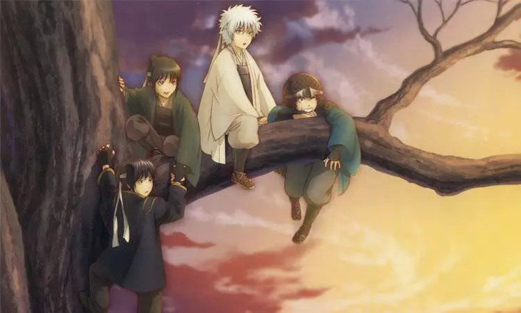 شخصیت‌های گینتوکی، کاتسورا، تاکاسوگی و ساکاموتو در لباس رزم روی شاخه‌ی درخت با بک گراند آسمان غروب با ابرهای روشن و تیره در انیمه Gintama