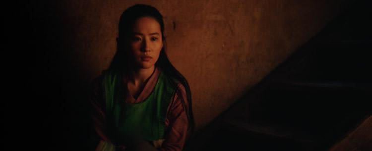 دختر چینی تنها مقابل نور کم اتاق در فیلم Mulan