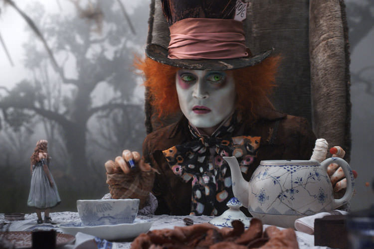 مد هتر در حال خوردن چای در فیلم آلیس در سرزمین عجایب