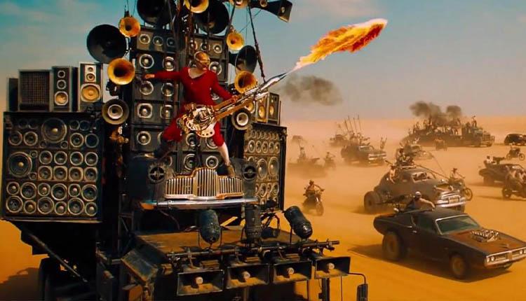 گیتار آتشین معروف در فیلم Mad Max: Fury Road و سایر ماشین‌های این فیلم در حال تعقیب و گریز