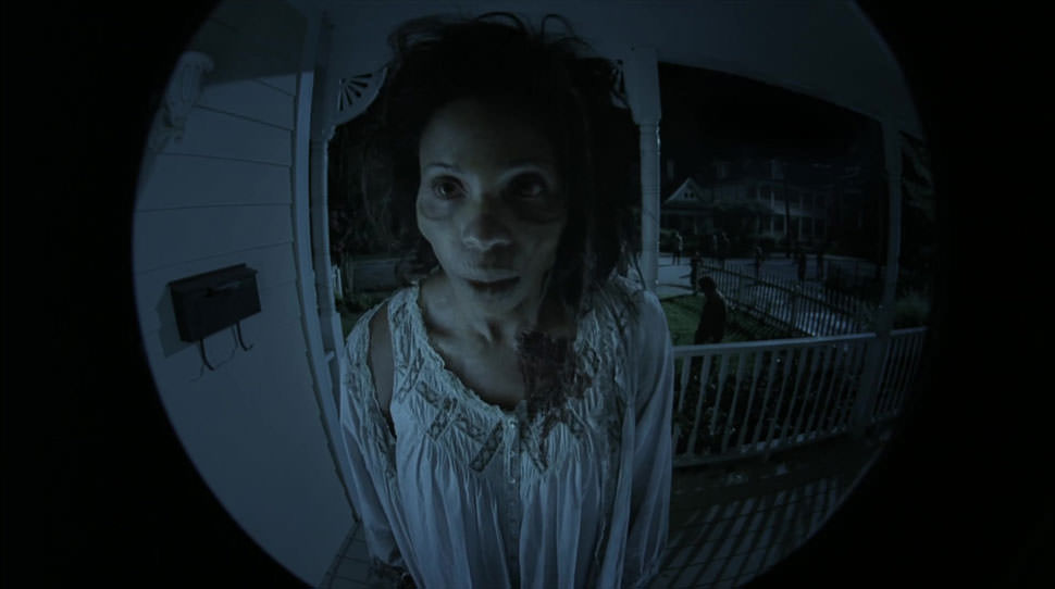 همسر مورگان سعی می‌کند وارد خانه‌اش شود سریال مردگان متحرک