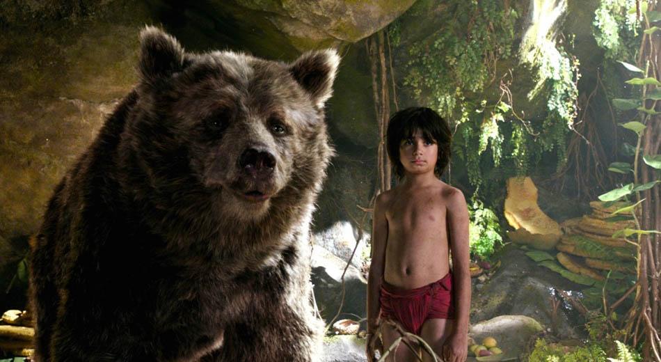 شخصیت موگلی در کنار یک خرس در فیلم لایو اکشن The Jungle Book 2016