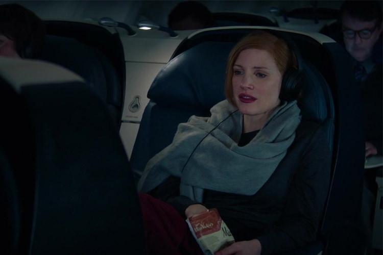 جسیکا چاستین در هواپیما در نمایی از فیلم ایوا 