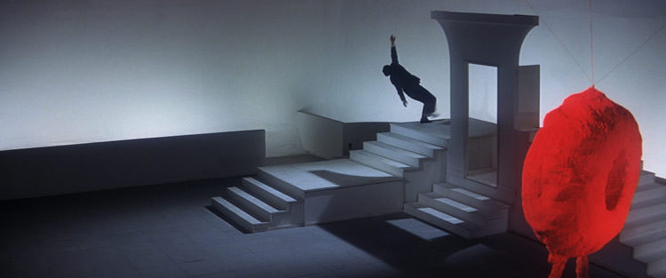 صحنه پرت شدن از پله ها با رنگ بندی قرمز و سفید به خصوص در فیلم Tokyo Drifter