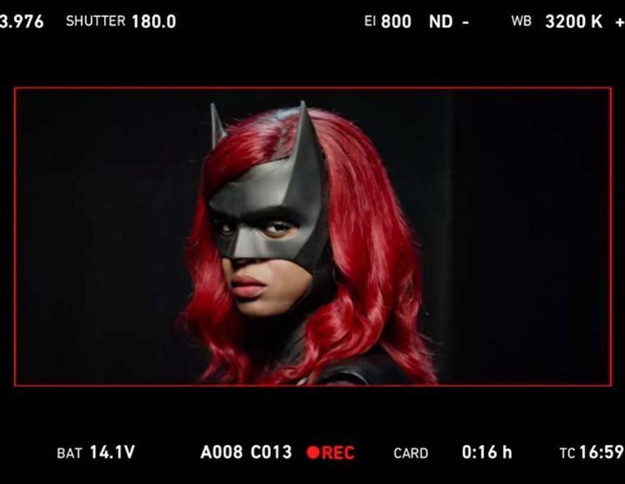 فصل دوم سریال بت وومن شبکه CW با زن خفاشی دارای موهای قرمز