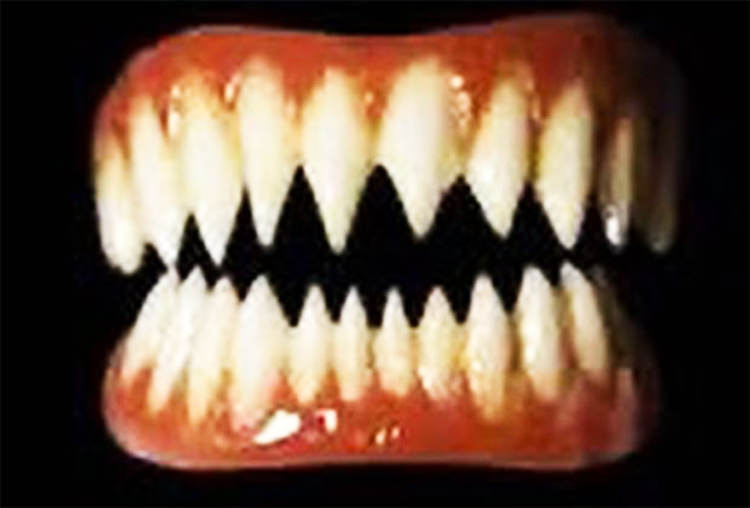 یک ست دندان تیز و بُرنده از سریال American Horror Story 