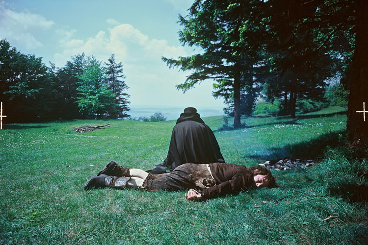 جنازه و مرد مرده میان چمن و کنار درحتان در فیلم The Enigma of Kaspar Hauser ورنر هرزوگ