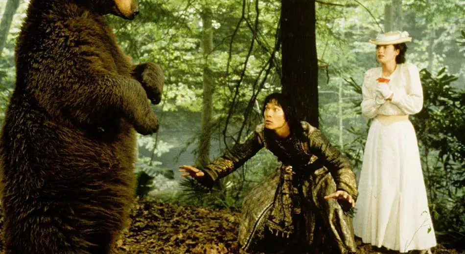 شخصیت موگلی و یک خرس بزرگ در فیلم RUDYARD KIPLING