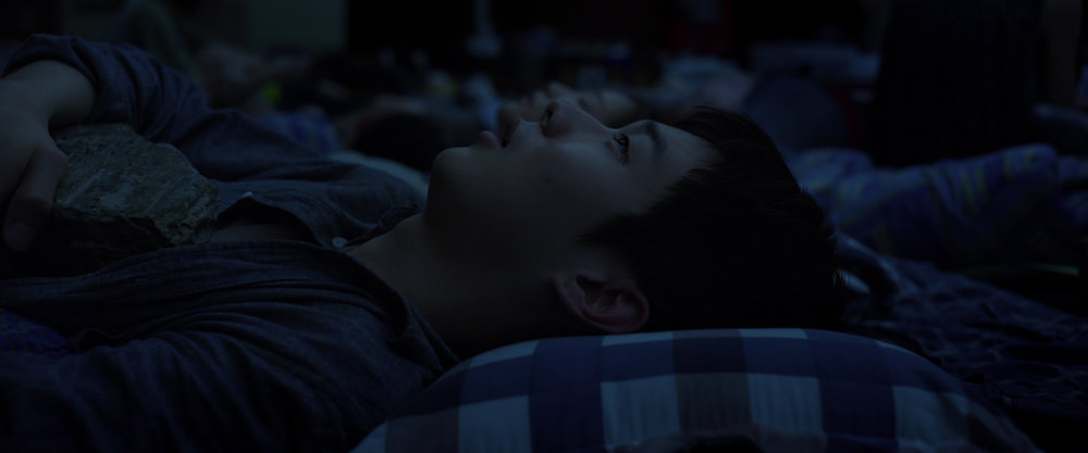 کی وو سنگ تزیینی را در آغوش می‌کشد در فیلم انگل