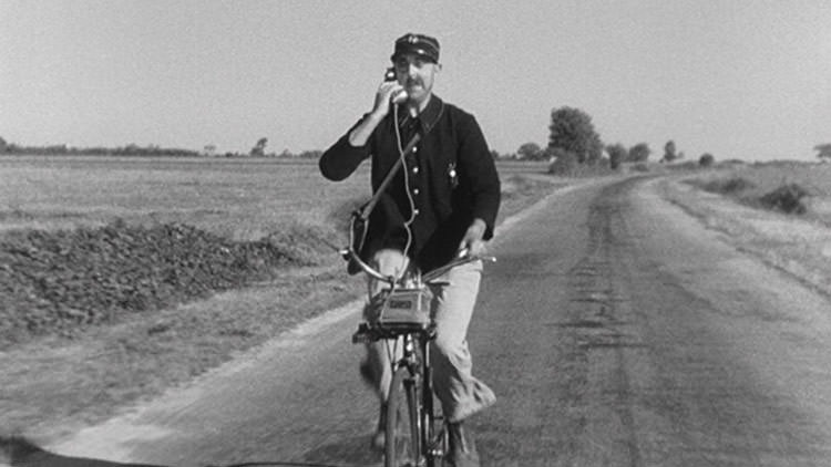 پستچی دوچرخه سوار مشغول تلفن زدن در فیلم فرانسوی The Big Day
