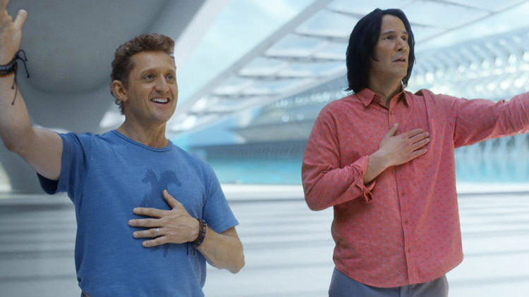 بیل و تد با تی شرت آبی و پیراهن قرمز و نقش آفرینی کیانو ریوز و الکس وینتر در آینده خیالی فیلم بیل و تد با موسیقی مواجه می شوند