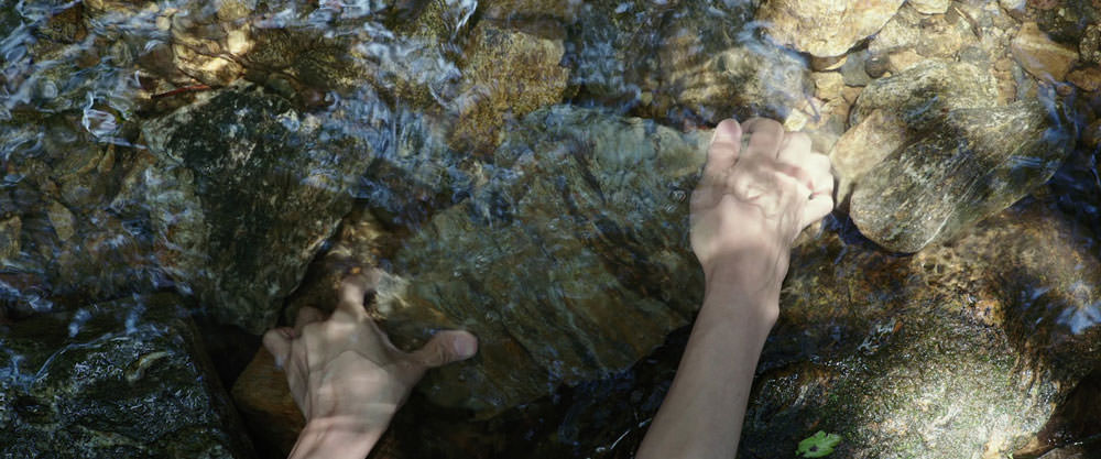 کی‌وو سنگ را در رودخانه رها می‌کند در فیلم انگل