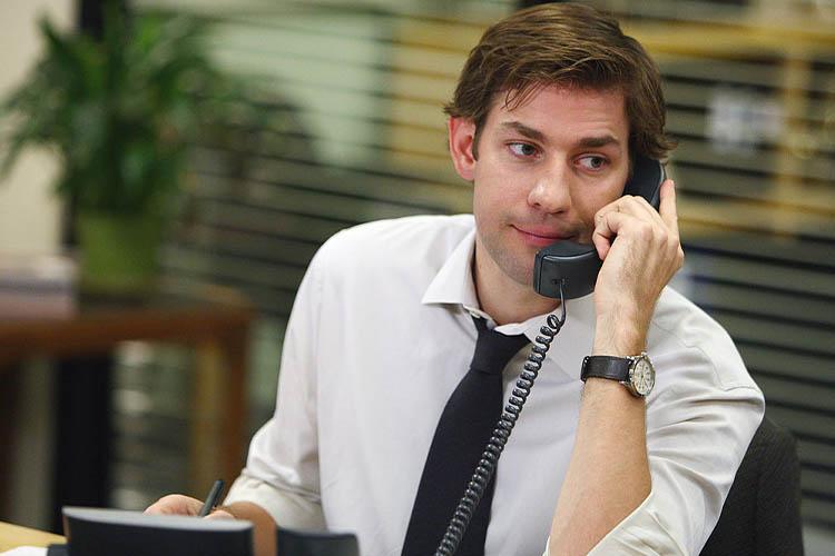 شخصیت جیم با بازی جان کرازینسکی در سریال The Office درحال صحبت با تلفن