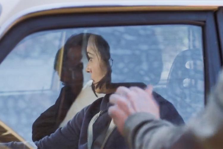 جولز ویکاکس (درون اتومبیل) و مارک منشانا در نمایی از فیلم تنها