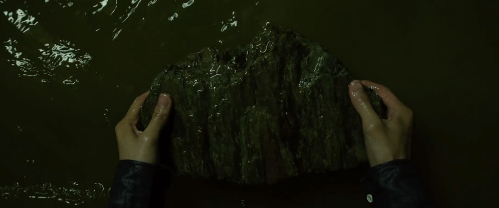 کی‌وو سنگ را از زیر آب بیرون می‌آورد در فیلم انگل